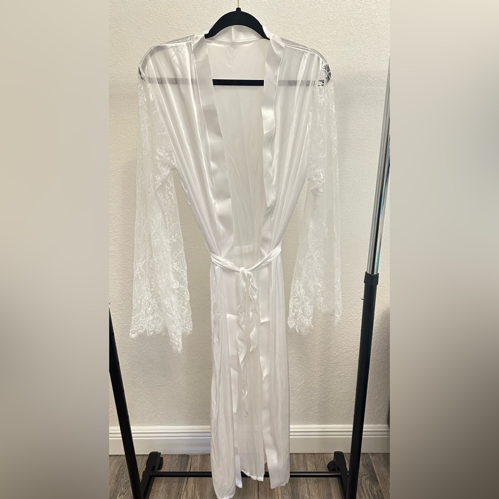 Elegant White Lace Trim Robe